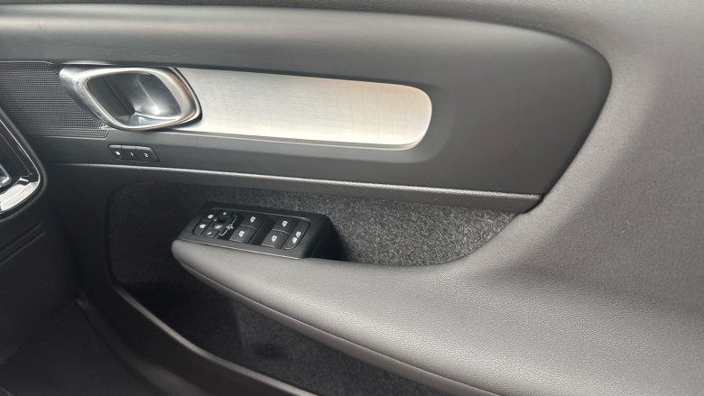 Volvo XC40 2.0 B3P Plus Black Edition 5dr Auto Petrol Estate